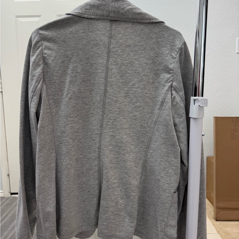 Lilly Pulitzer sweater.  Grey women’s large - Picture 2 of 3